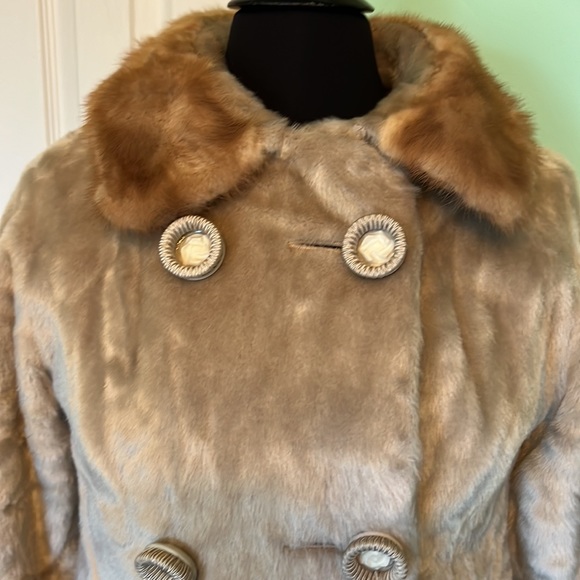 BEAUTIFUL Vintage Blum Brothers Fur Coat - Picture 2 of 9